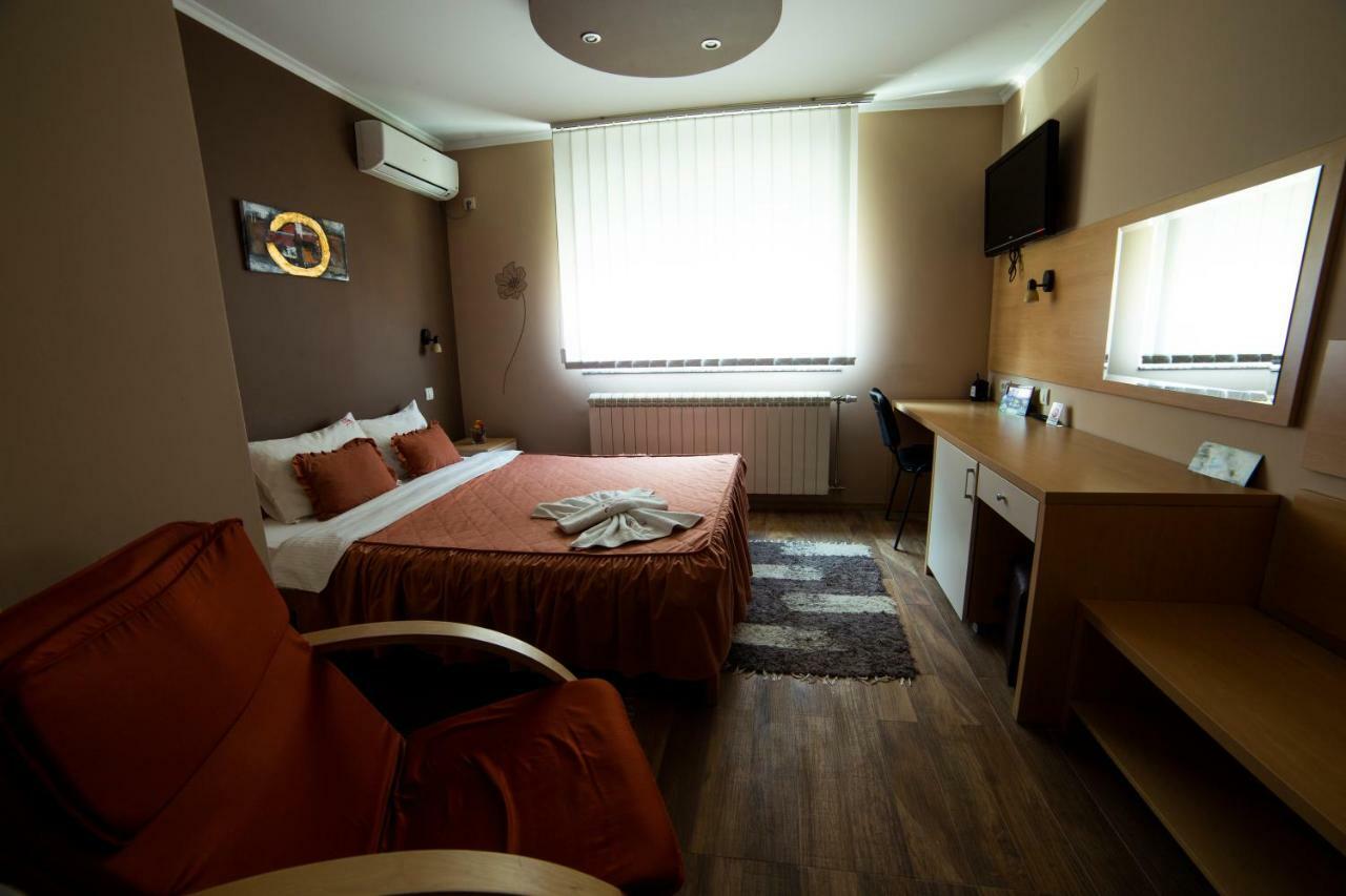 Garni Hotel Lama كراغوييفاك المظهر الخارجي الصورة